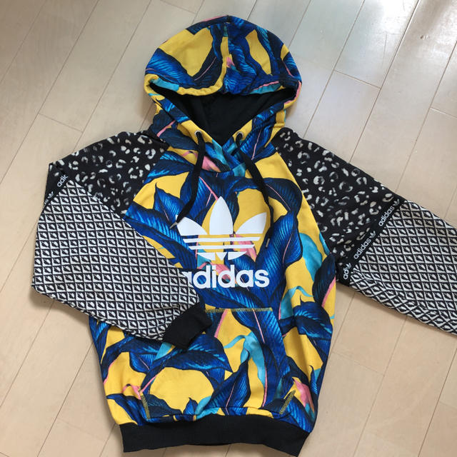 adidas(アディダス)の美品　アディダスオリジナルス　PAKAIAN フーディー　パーカー  レディースのトップス(パーカー)の商品写真