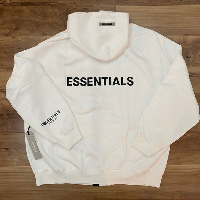 ESSENTIALS新品タグ付き