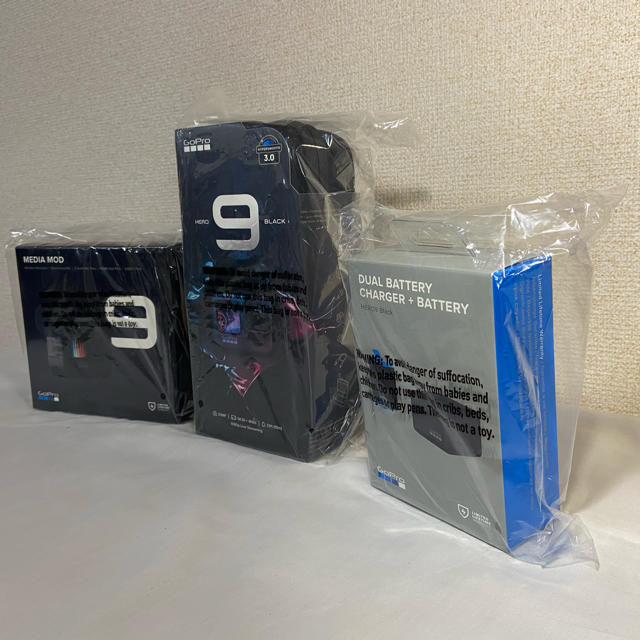 GoPro(ゴープロ)のgopro  hero 9 本体&デュアルバッテリー&メディアモジュラー　未開封 スマホ/家電/カメラのカメラ(コンパクトデジタルカメラ)の商品写真