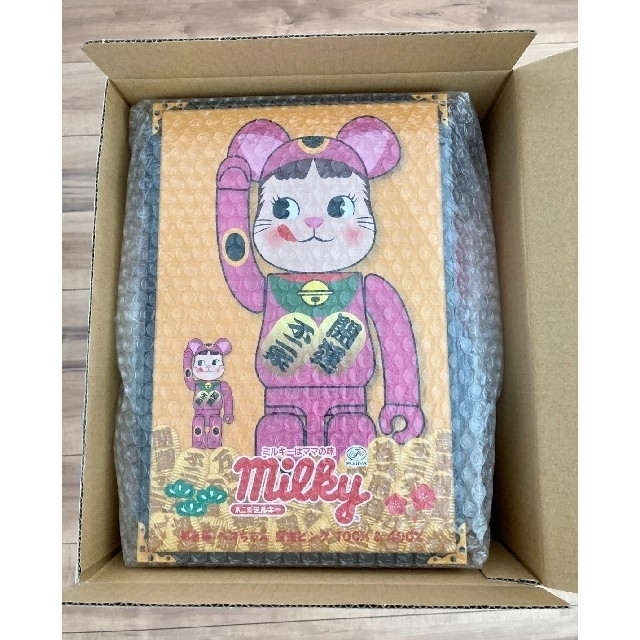 MEDICOM TOY(メディコムトイ)の不二家　BE@RBRICK 招き猫 ペコちゃん 蛍光ピンク　100％＆400％ エンタメ/ホビーのおもちゃ/ぬいぐるみ(キャラクターグッズ)の商品写真