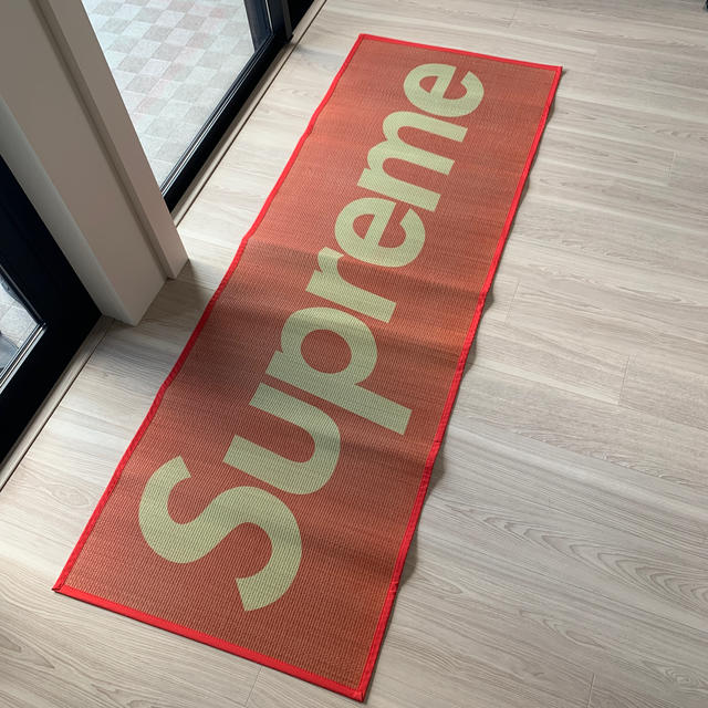 supreme woven straw mat red