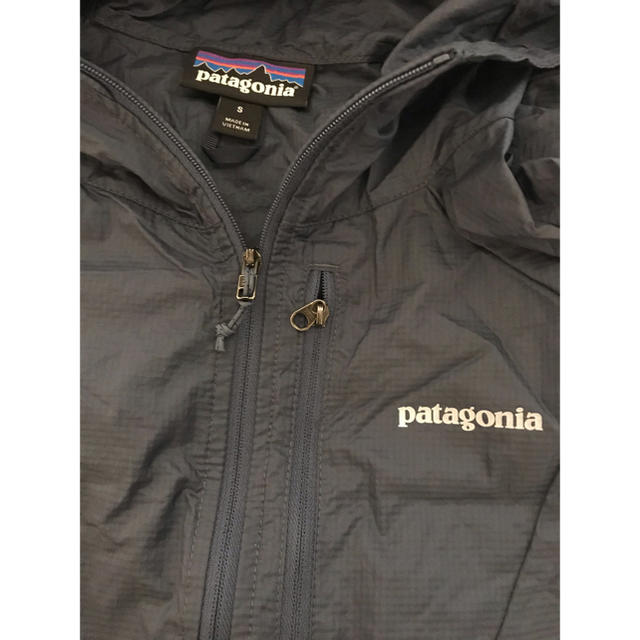 patagonia(パタゴニア)のパタゴニア  超軽量シェルフーディ　ネービー メンズのジャケット/アウター(ナイロンジャケット)の商品写真