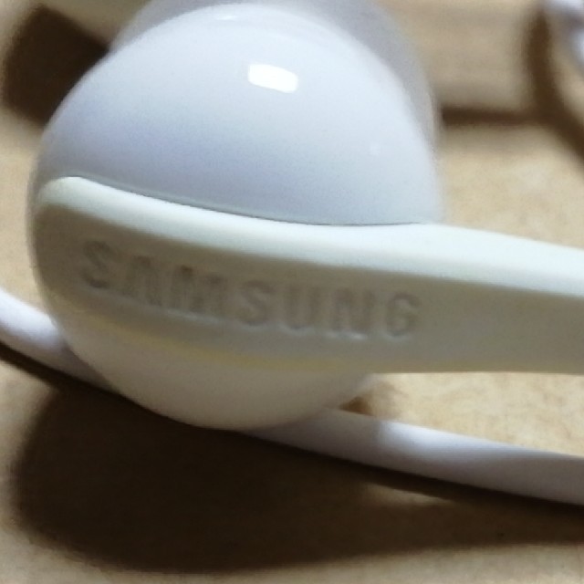 SAMSUNG(サムスン)のSAMSUNG純正イヤホン１個。 スマホ/家電/カメラのオーディオ機器(ヘッドフォン/イヤフォン)の商品写真