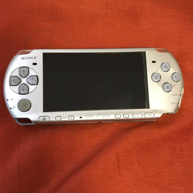 PlayStation Portable(プレイステーションポータブル)の動作品 PSP 本体 3000型 PSP-3000 シルバー ガンダム型  エンタメ/ホビーのゲームソフト/ゲーム機本体(携帯用ゲーム機本体)の商品写真