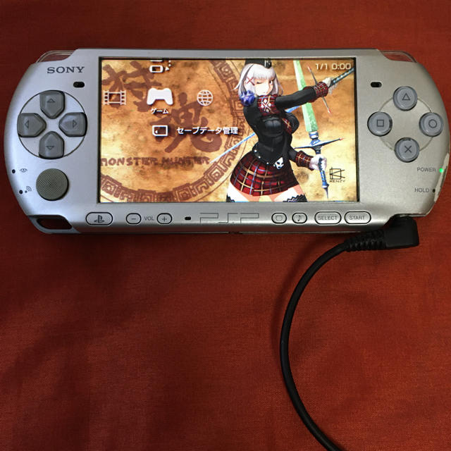 PlayStation Portable(プレイステーションポータブル)の動作品 PSP 本体 3000型 PSP-3000 シルバー ガンダム型  エンタメ/ホビーのゲームソフト/ゲーム機本体(携帯用ゲーム機本体)の商品写真