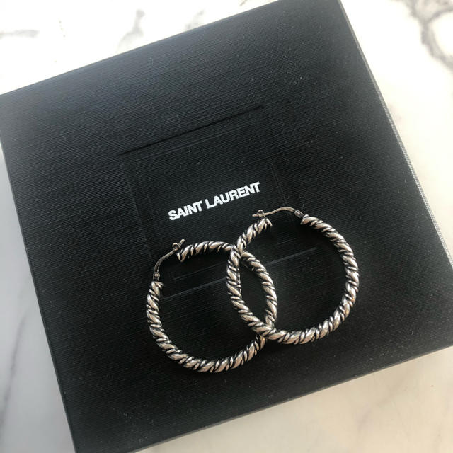 Saint Laurent(サンローラン)の新品☆ saint laurent サンローラン シルバーツイストフープピアス レディースのアクセサリー(ピアス)の商品写真