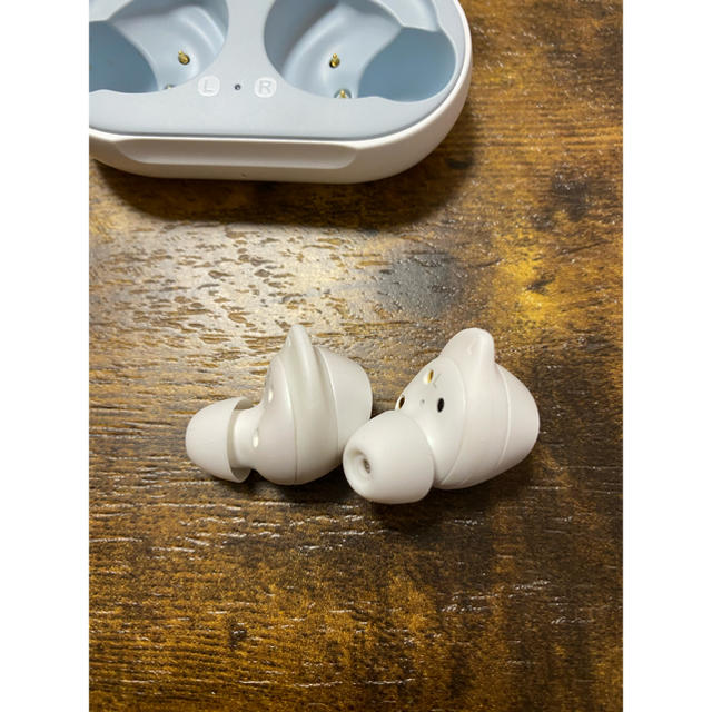 Galaxy(ギャラクシー)のジュン様専用GalaxyBuds スマホ/家電/カメラのオーディオ機器(ヘッドフォン/イヤフォン)の商品写真