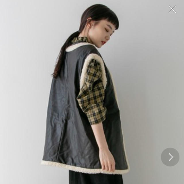 Kastane(カスタネ)の[新品]kastaneフェイクレザーリバボアベスト レディースのジャケット/アウター(ライダースジャケット)の商品写真