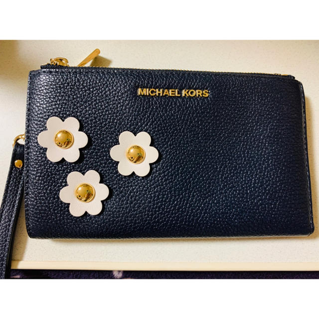 Michael Kors(マイケルコース)のlusen⭐︎様専用‼️マイケルコーススマホケース&ニコアンドワンピ2点 レディースのファッション小物(財布)の商品写真