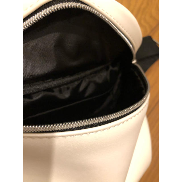 GU(ジーユー)のGU レザー風ウエストバッグ　未使用　美品 レディースのバッグ(ボディバッグ/ウエストポーチ)の商品写真