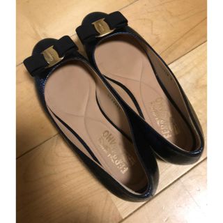 フェラガモ(Ferragamo)のフェラガモ　メタリックブルー　美品　フラットシューズ　24.5(バレエシューズ)