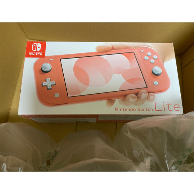 Nintendo Switch(ニンテンドースイッチ)の新品 スイッチ Nintendo Switch Lite コーラル 本体 エンタメ/ホビーのゲームソフト/ゲーム機本体(携帯用ゲーム機本体)の商品写真