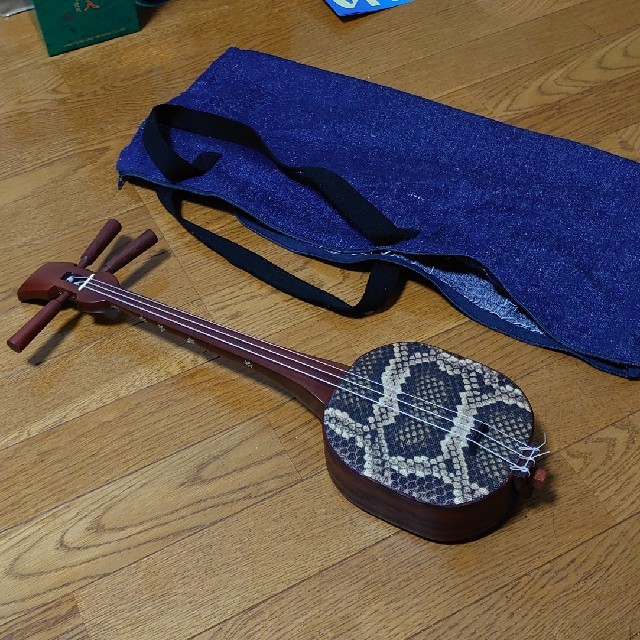 沖縄 ミニマム三線   コンフォート人工皮 (専用袋付き) 楽器の和楽器(三線)の商品写真