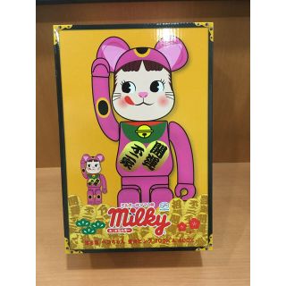 メディコムトイ(MEDICOM TOY)のBE@RBRICK 招き猫 ペコちゃん 蛍光ピンク　100％ ＆ 400％(キャラクターグッズ)