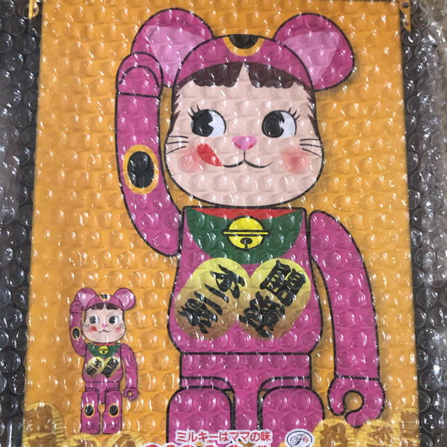 エンタメ/ホビーBE@RBRICK 招き猫 ペコちゃん 蛍光ピンクバージョン