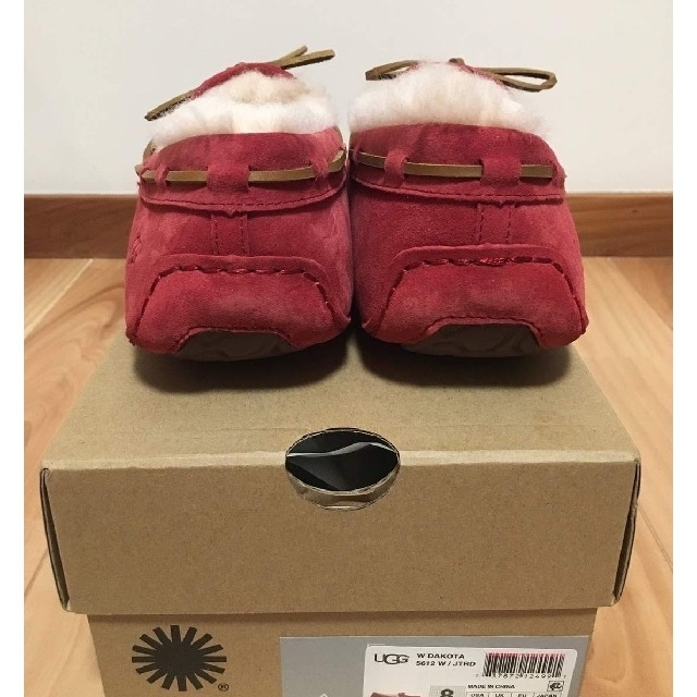 UGG(アグ)の【新品】UGG モカシン ダコタ（ジェスターレッド:23.5〜24㎝） レディースの靴/シューズ(スリッポン/モカシン)の商品写真