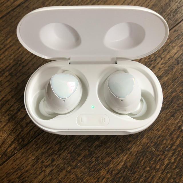 Galaxy(ギャラクシー)のサムスン　Galaxy Buds＋　ホワイト　ほぼ未使用 スマホ/家電/カメラのオーディオ機器(ヘッドフォン/イヤフォン)の商品写真