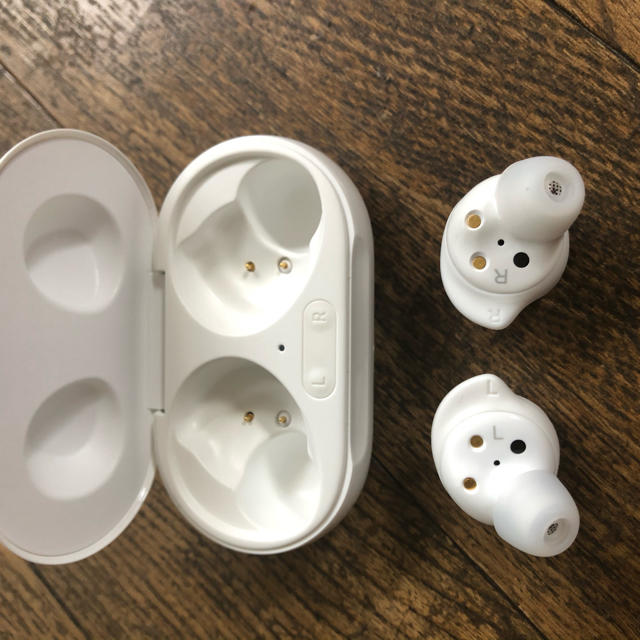 Galaxy(ギャラクシー)のサムスン　Galaxy Buds＋　ホワイト　ほぼ未使用 スマホ/家電/カメラのオーディオ機器(ヘッドフォン/イヤフォン)の商品写真