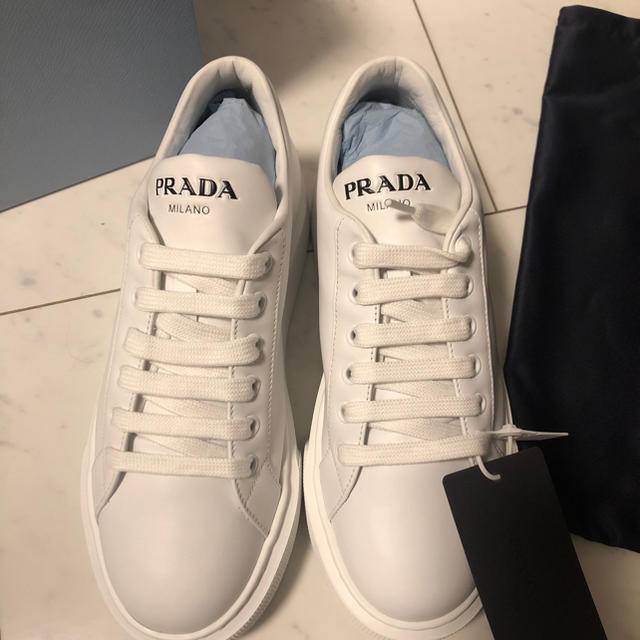 PRADA(プラダ)のsizu様専用　PRADA プラダ　レザー　94600円　37   本物　 レディースの靴/シューズ(スニーカー)の商品写真