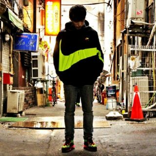 ナイキ(NIKE)のNIKE CITY NEON HBR WOOVEN JACKET(ナイロンジャケット)