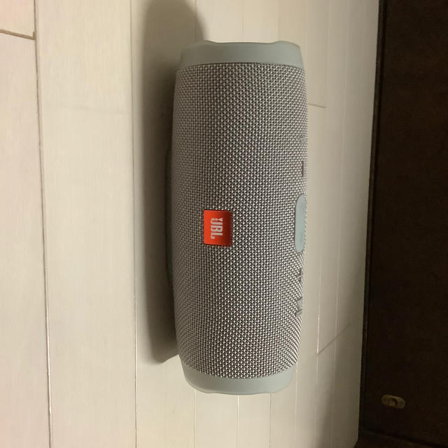 JBS(ジェイビーエス)のJBL Charge 3 Bluetoothスピーカー白 スマホ/家電/カメラのオーディオ機器(スピーカー)の商品写真