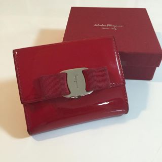 サルヴァトーレフェラガモ(Salvatore Ferragamo)のフェラガモ エナメル折財布 赤(財布)