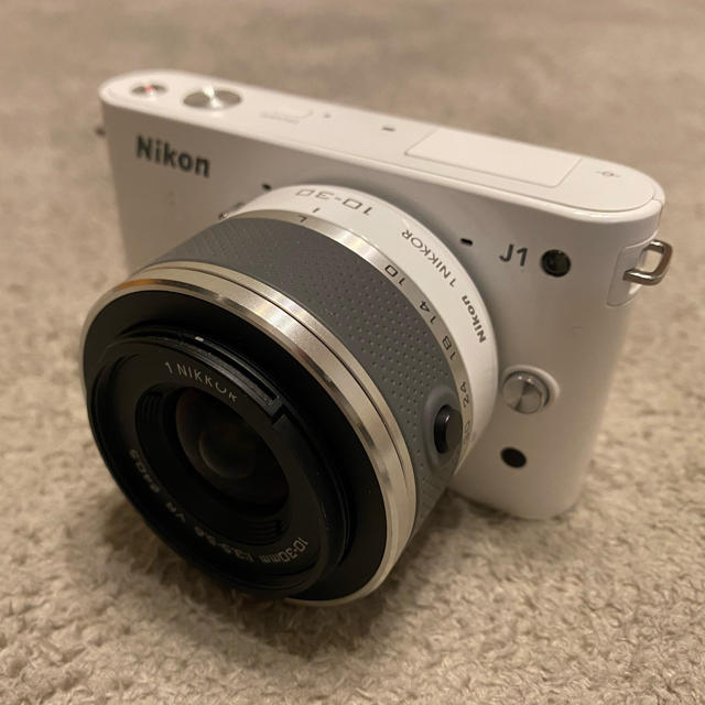 Nikon(ニコン)のミラーレス一眼カメラ Nikon 1 J1 標準ズームレンズ スマホ/家電/カメラのカメラ(ミラーレス一眼)の商品写真