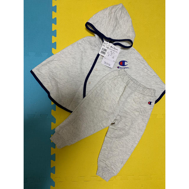 Champion(チャンピオン)の新品 チャンピオン ポンチョ・ズボンセットアップ 90 キッズ/ベビー/マタニティのキッズ服男の子用(90cm~)(その他)の商品写真