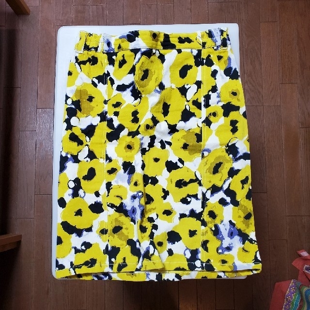 uptight(アップタイト)の💛花柄タッチの黄色タイトスカート💛ウエスト後ろゴム レディースのスカート(ミニスカート)の商品写真