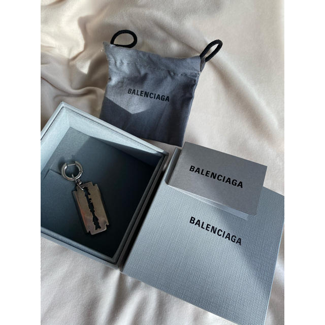 枚数限定 BALENCIAGA ピアス カミソリ | academiadevendasmb.com.br