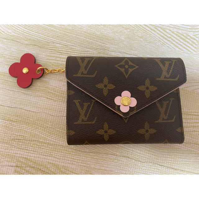 LOUIS VUITTON(ルイヴィトン)のLOUIS VUITTON  ルイ・ヴィトン お花ちゃん財布　レッド レディースのファッション小物(財布)の商品写真