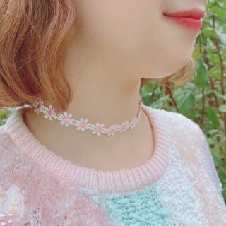 ピンク色 ✿デイジー(花)✿の刺繍チョーカー:韓国系 オルチャンファッション(ネックレス)