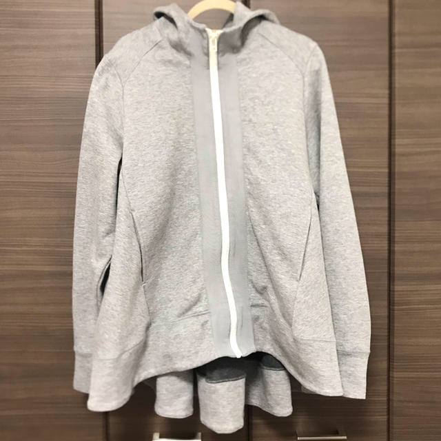 在庫一掃売り切りセール 人気即完売品✨yori タックフレアパーカー