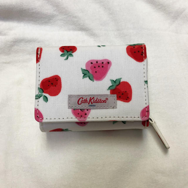 Cath Kidston(キャスキッドソン)の新品　キャスキッドソン　いちご　財布　ストロベリーウォレット レディースのファッション小物(財布)の商品写真