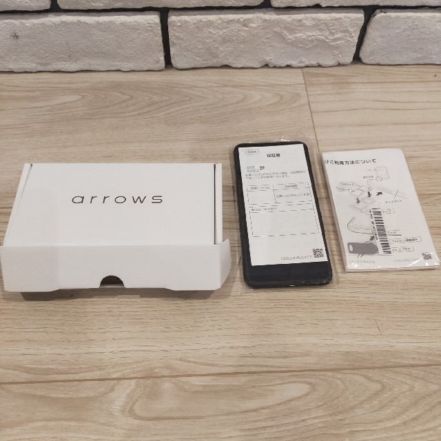 arrows(アローズ)の【新品】スマートフォン　arrows M05 ブラック スマホ/家電/カメラのスマートフォン/携帯電話(スマートフォン本体)の商品写真