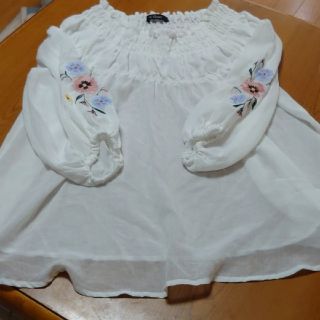 ダブルクローゼット(w closet)のw closetの花刺繍ブラウス(シャツ/ブラウス(長袖/七分))