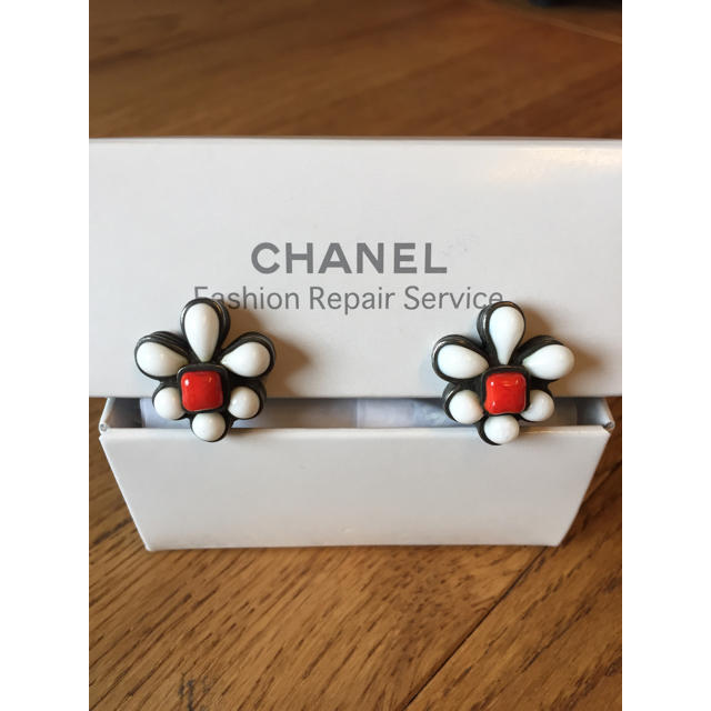 CHANEL(シャネル)の【CHANEL】フラワー モチーフ ストーン イヤリング ホワイト×レッド  レディースのアクセサリー(イヤリング)の商品写真