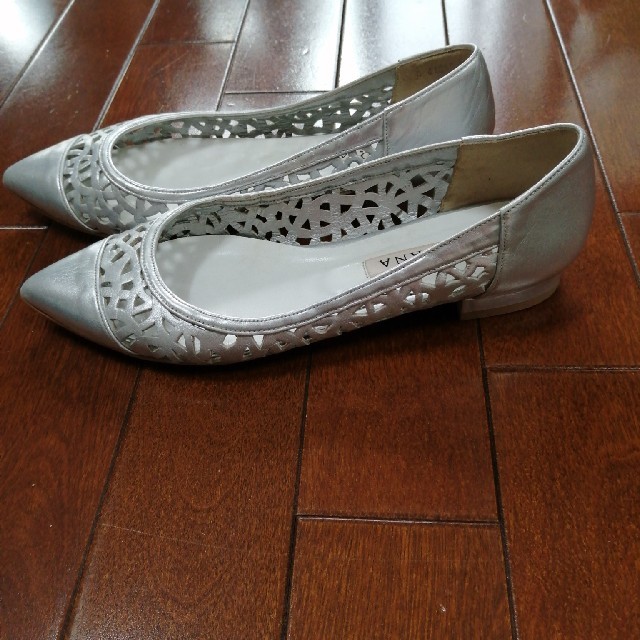 DIANA(ダイアナ)のダイアナシルバーフラットシューズ レディースの靴/シューズ(バレエシューズ)の商品写真