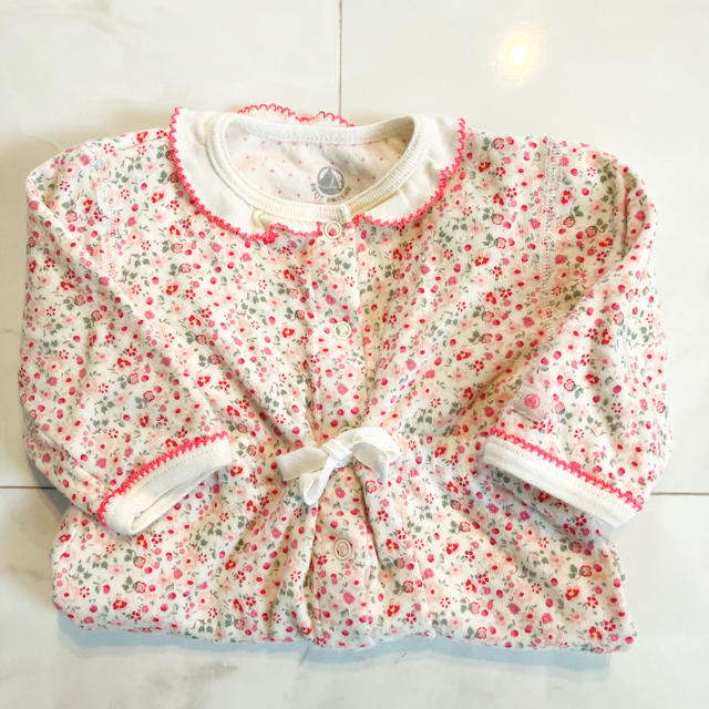 PETIT BATEAU(プチバトー)のプチバトー 花柄ロンパース 60㎝  キッズ/ベビー/マタニティのベビー服(~85cm)(ロンパース)の商品写真