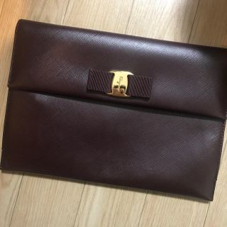 フェラガモ(Ferragamo)のフェラガモ  ヴァラ　クラッチ　ボルドー　ワイン(クラッチバッグ)