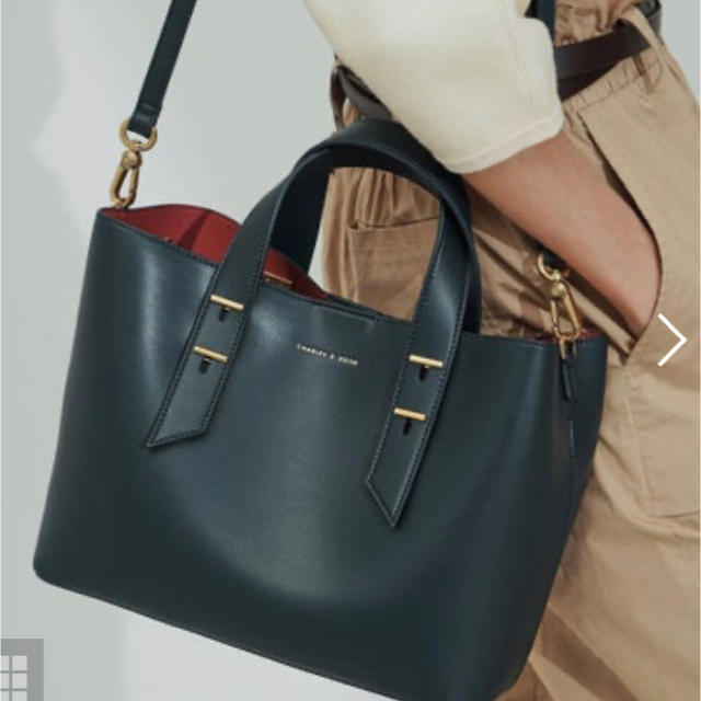 Charles and Keith(チャールズアンドキース)の新品　未開封　CHARLES&KEITH バッグ　スローチーバッグ レディースのバッグ(ハンドバッグ)の商品写真