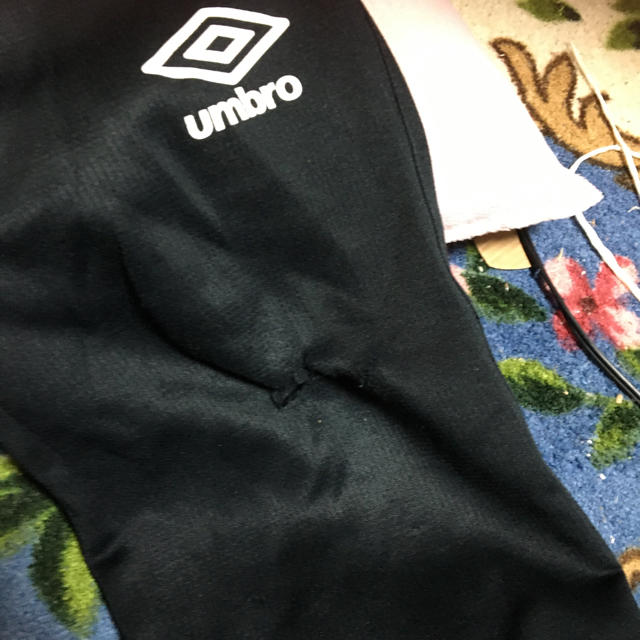 UMBRO(アンブロ)の難あり❣️アンブロ　長ズボン　130  穴あきあり キッズ/ベビー/マタニティのキッズ服男の子用(90cm~)(パンツ/スパッツ)の商品写真