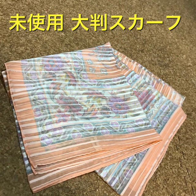 未使用  大判スカーフ   サーモンピンク系 花柄 レディースのファッション小物(バンダナ/スカーフ)の商品写真