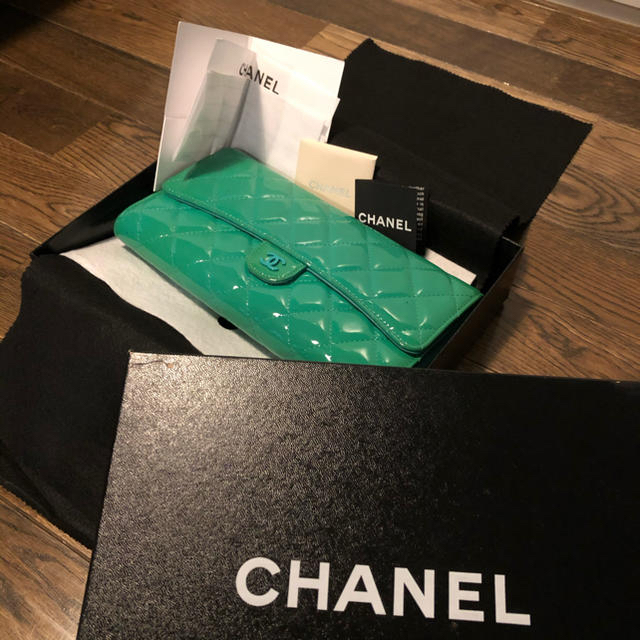 CHANEL(シャネル)のChanel 長財布　パテントレザー　エメラルドグリーン レディースのファッション小物(財布)の商品写真