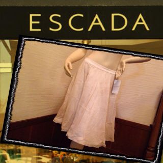 エスカーダ(ESCADA)の定価＄990、大人ブランドESCADA✨(ひざ丈スカート)