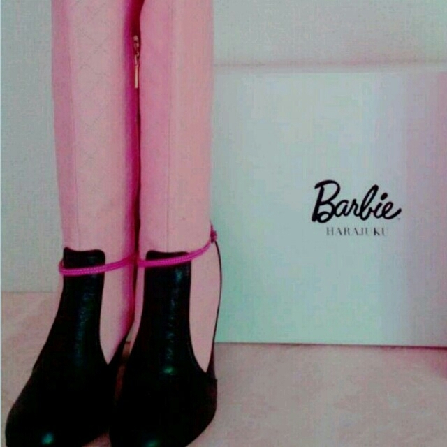 Barbie(バービー)の♥Barbie ピンクのブーツ新品♥ レディースの靴/シューズ(ブーツ)の商品写真