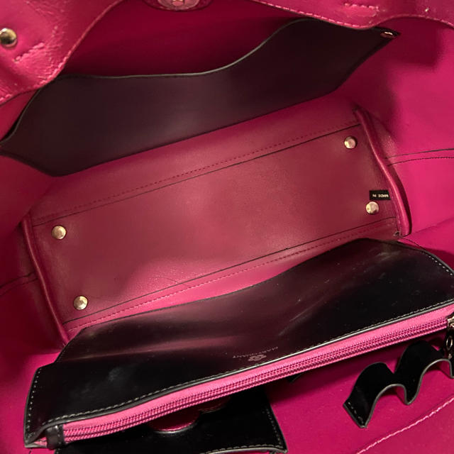 MARY QUANT(マリークワント)のマリークワント　トートバッグ　黒✖️ピンク レディースのバッグ(トートバッグ)の商品写真