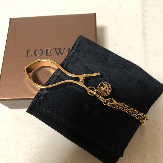 LOEWE(ロエベ)の専用　LOEWE ロエベ  手袋ホルダー　新品未使用 レディースのファッション小物(キーホルダー)の商品写真