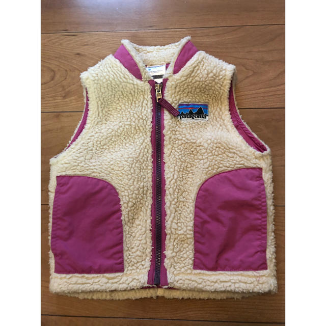 patagonia(パタゴニア)のパタゴニア ベビーレトロXボアベスト ピンク 18M  キッズ/ベビー/マタニティのキッズ服女の子用(90cm~)(ジャケット/上着)の商品写真