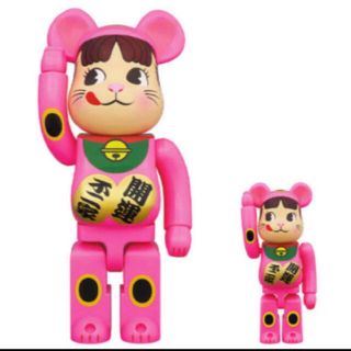 メディコムトイ(MEDICOM TOY)の不二家 BE@RBRICK 招き猫 ペコちゃん 蛍光ピンク100％ ＆ 400％(キャラクターグッズ)